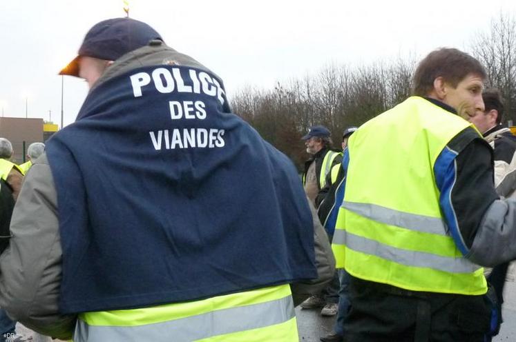 Les tee-shirts et casquettes “Police 
des viandes” portés par les éleveurs 
se mélangeaient aux képis des gendarmes