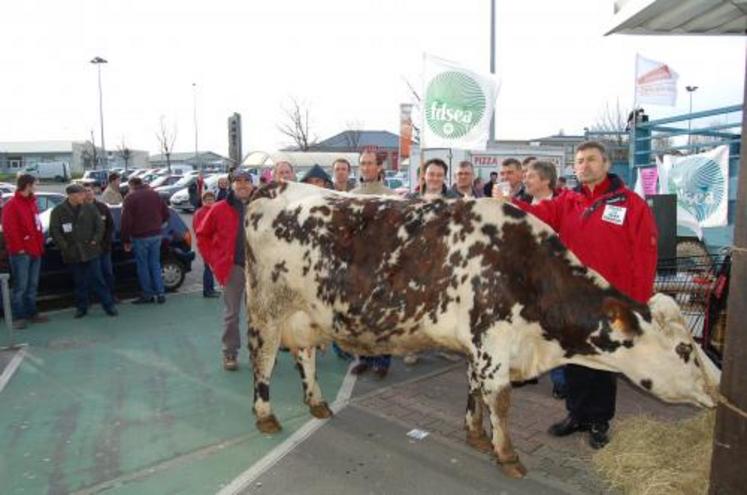 Gérard Bédouin (à droite), “le prix du lait doit augmenter en 2007”.