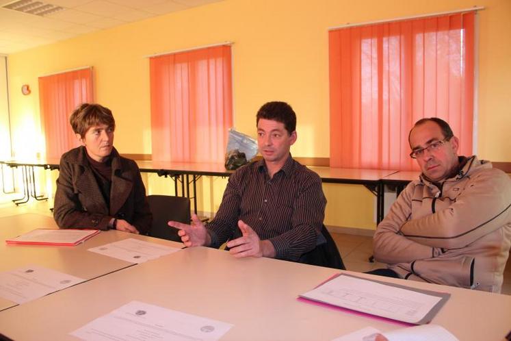 Myriam Besson (directrice de la FDC), Jean-Michel Hamel (FDSEA) et David Guérin (technicien FDC) indiquent, « les étourneaux pénalisent les résultats économiques des exploitations laitières. L’opération réalisée en concertation avec les chasseurs sera renouvelée prochainement ».