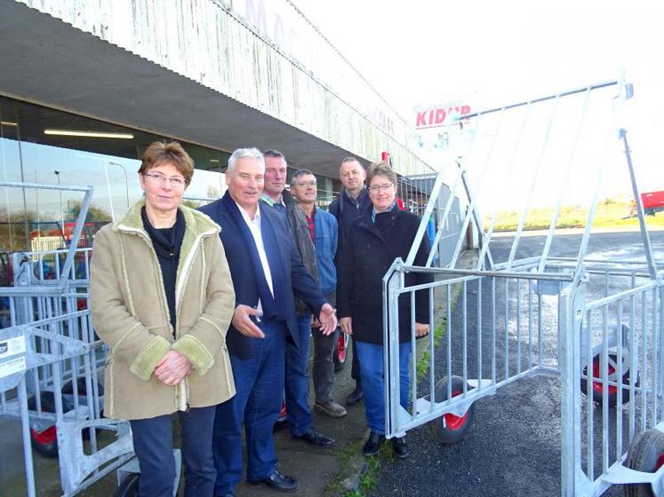 Les éleveurs, Valérie et Michel Lebourgeois, ont reçu leur lot, au sein de l’entreprise Hardy, en présence de Geneviève Gilles, Hervé Marie et Noël Frémine, respectivement vice-présidente, président et directeur du GDS de la Manche. DR