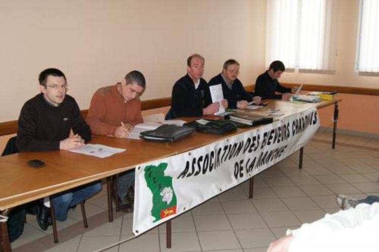 Vincent Leclerc (au centre), président de la race Charolaise, « Depuis 10 ans, on ne s’en sort pas : ESB, FCO, augmentation de l’aliment, dérégulation des marchés ou encore manque de pouvoir d’achat des consommateurs, rien ne nous est épargné ».