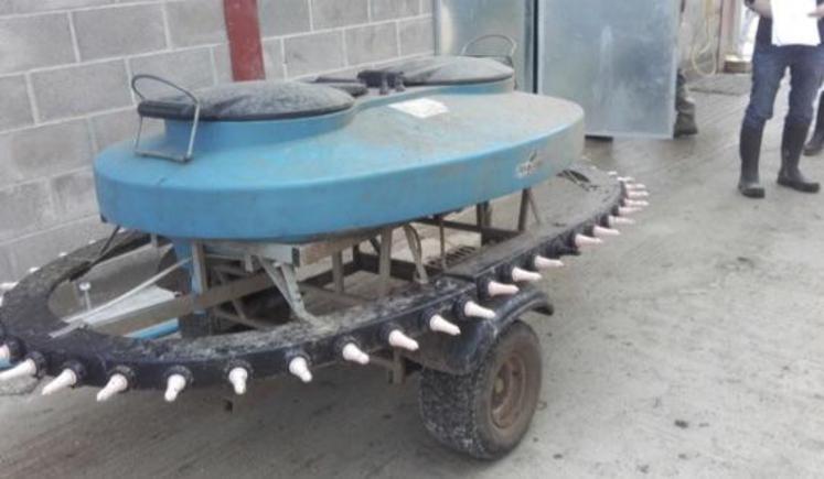 Le bar à lait mobile, tracté par un quad, permet la buvée collective des jeunes veaux quand ils sont à l’herbe.