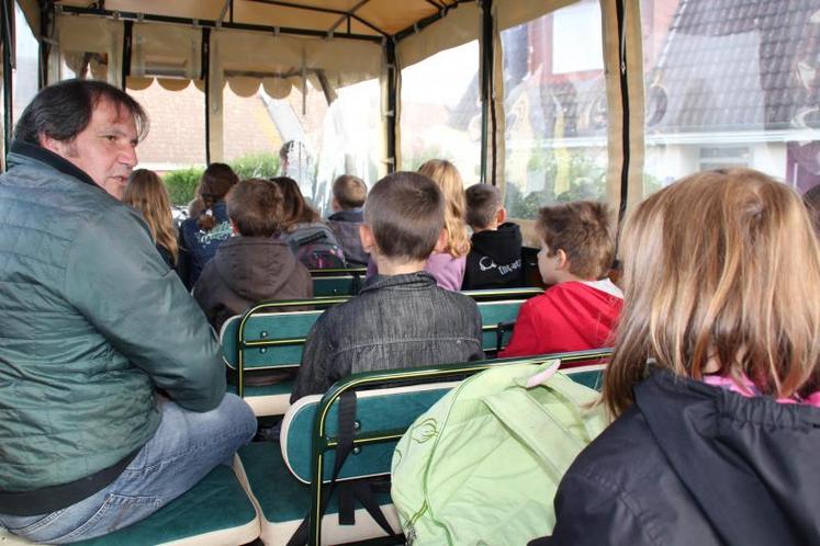 Le bus peut contenir une trentaine d’enfants. Il faut donc deux tournées pour conduire l’ensemble des élèves à l’école. (DR)