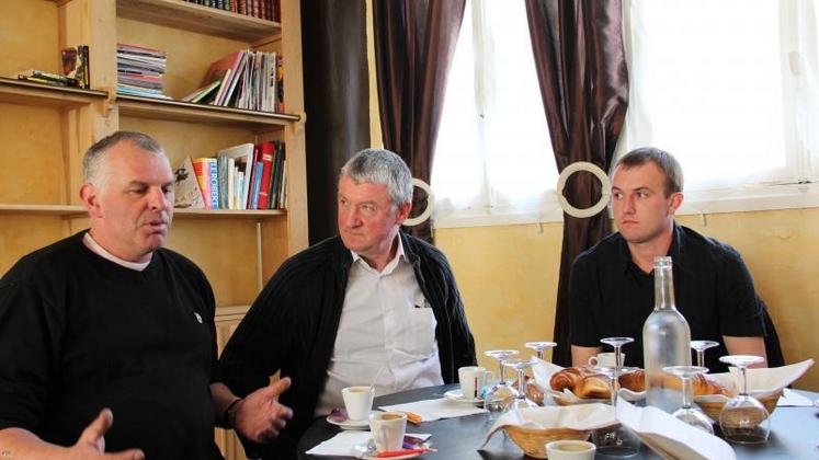 Olivier Foucault, Jean Turmel et Cédric Mette,respectivement producteurs de lait livrant à Lactalis à Vaudry, Lassy et Beaulieu. Ce groupement naissant se veut asyndical et fédérateur. “Si face aux enjeux qui engagent l’avenir de chacun, nous ne sommes pas capables de faire fi des chapelles syndicales, pas capables de dépasser les petits jeux politiques, nous pourrons craindre le pire”, plaident les porteurs du projet.