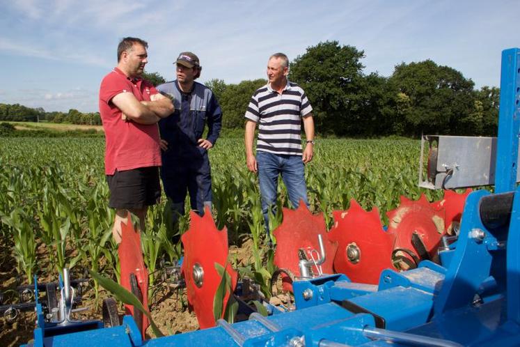 L’agriculteur, le chauffeur et l’entrepreneur. Un rendez-vous en bout de champ pour apprécier la qualité de travail et affiner si besoin les réglages.