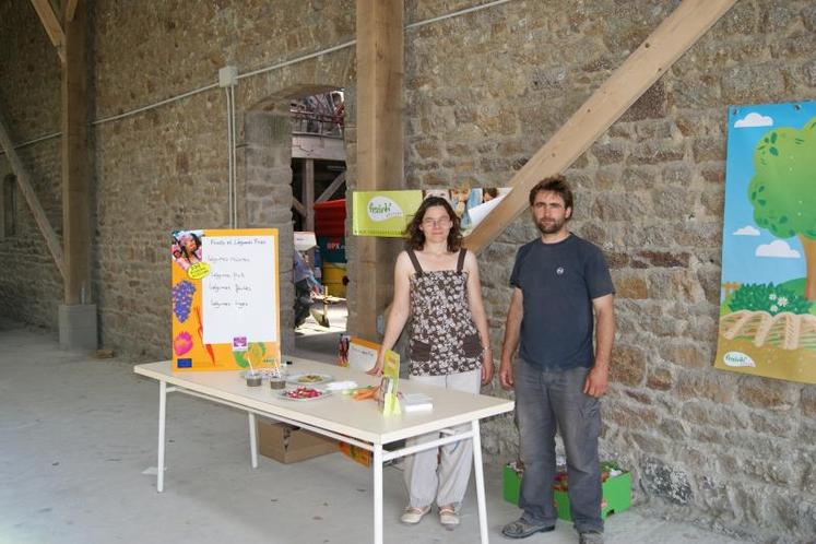 Grégory Besnard, légumier installé sur la commune du Mt St Michel, accompagné de la diététicienne déléguée par Interfel dans le cadre de la Fraich Attitude.