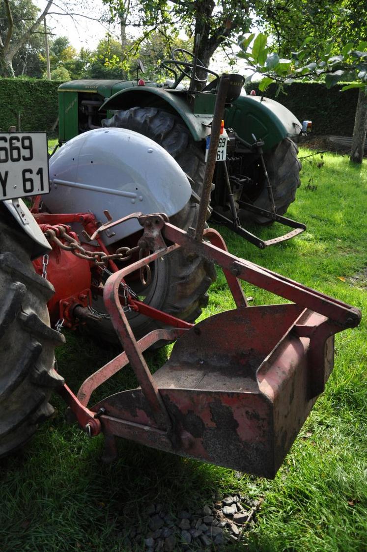 “puces Tracteurs” Ce Dimanche à Tinchebray 61 1955 La Jeep Agricole Le Tracteur Des 