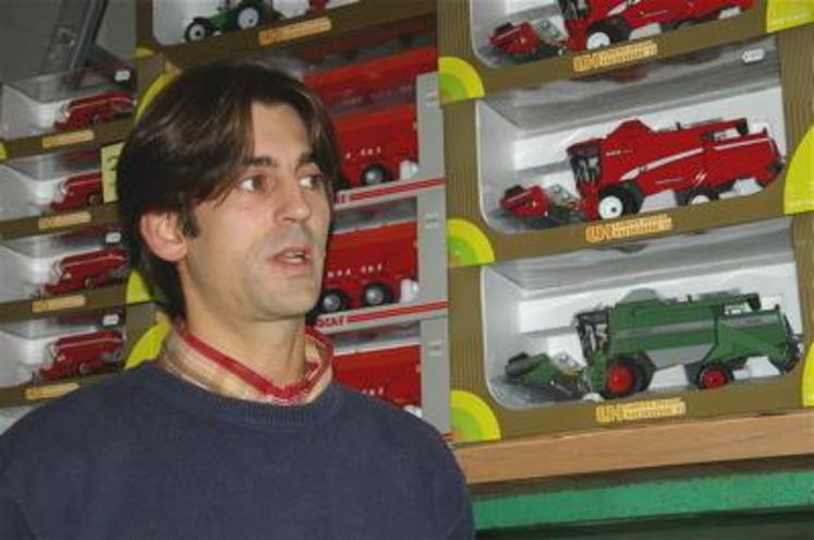 Portrait : Il collectionne les tracteurs miniatures