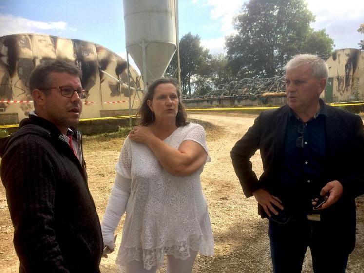 Anne-Marie Denis, présidente de la FDSEA de l'Orne et Jean-Louis Belloche, président de la Chambre d'agriculture, venus témoigner leur solidarité à Emmanuel Prévost (à gauche).