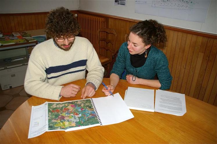 Guillaume Rauline (maire de Villiers-Fossard) et Perrine Buchart (conseillère aménagement du territoire à la Chambre d’Agriculture de la Manche) : “le diagnostic agricole est l’occasion de faire remonter l’information et permet au document d’urbanisme d’être cohérent avec l’activité agricole actuelle et celle de demain”.