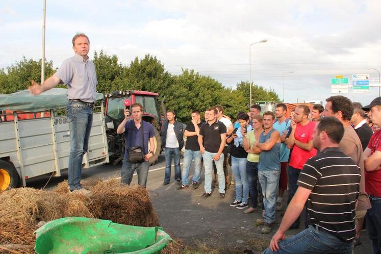 Les manifestants attendaient la publication du plan de soutien avant une possible levée des barrages.