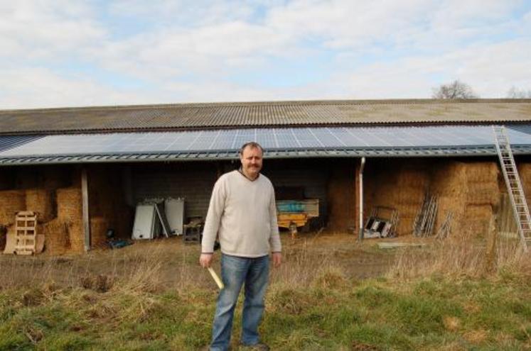 Antoine Aubry devant sa stabulation recouverte de 260 m2 de panneaux photovoltaiques. A la clé, 20 000 euros de rentrée financière par an.