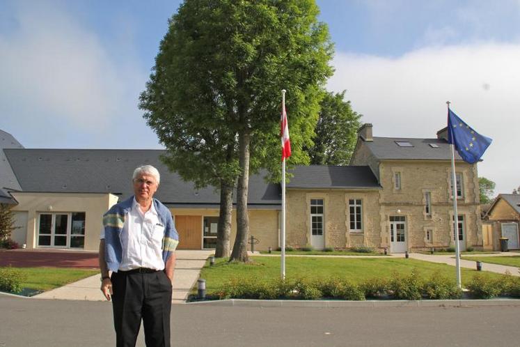 Jean-François le Querler, maire de Villons-les-Buissons devant la mairie.