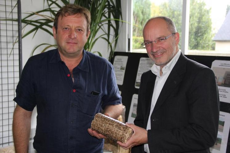 Henri Pomikal, agriculteur et Marc Lecerf, maire de Fleury-sur-Orne. L’idée de structurer une filière locale est lancée. Outre le conditionnement en vrac, l’agriculteur teste les bûches compressées avec du miscanthus (60 %), des anas de lin (30 %) et du bois (10 %).