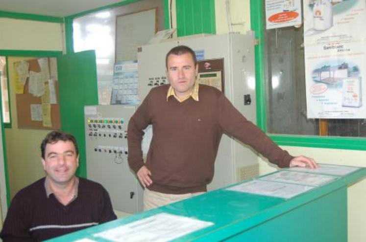 Alain Datin, président des négociants de la Manche (à droite) et Bertrand Poullain, gérant du site de Montviron, « la crise laitière nous pose des problèmes de trésorerie ».