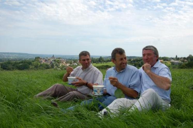 Les membres de Normand-lait organisateurs de la manifestation : Manuel Gavelle, président de l’interprofession Haute-Normandie, Gérard Bédouin, président de Normand-Lait et de l’interprofession Basse-Normandie, et Jean Turmel, de la FRSEA.