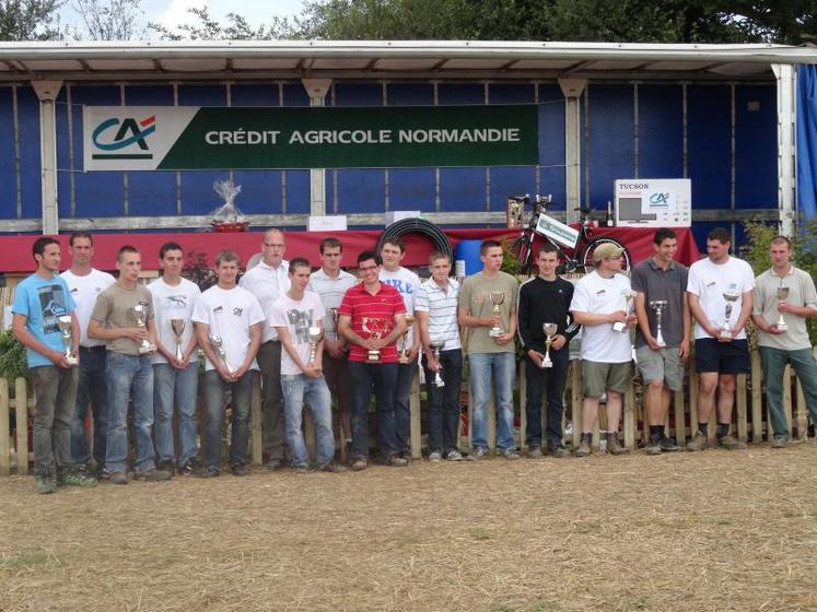 Antoine Clouet, au centre avec un polo rouge, est sacré meilleur laboureur de l'Orne.