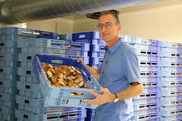 Antony Guyon dans la chambre de séchage, qui peut contenir 1,5 t de pain. Le pain perd 25 % de son poids pendant cette étape de transformation.