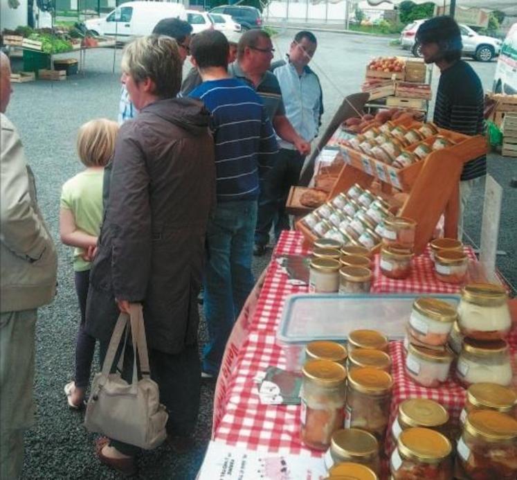 Conserves de porc et pain bio sur le premier marché à Saint-Maurice-en-Cotentin.