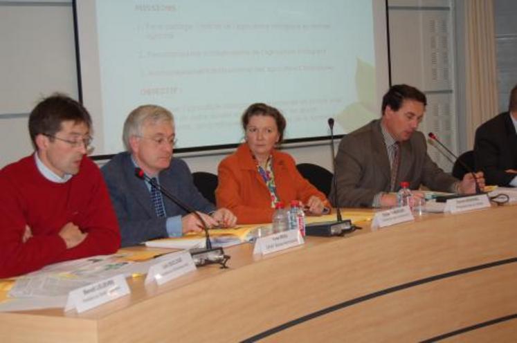 Elisabeth Mercier (au centre), “ Nous risquons de manquer d’approvisionnement en céréales “bio”, nous obligeant à en importe. Idem pour les légumes”.