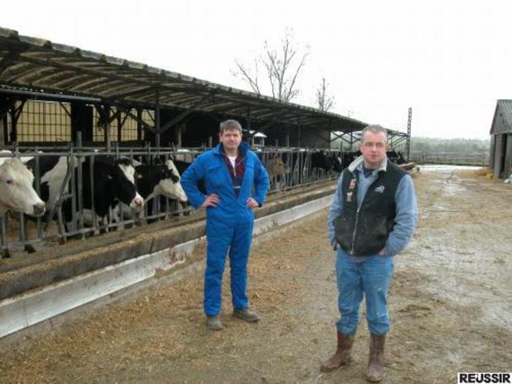 André Anfray et Jean-Pierre Boulé. Pour améliorer ses conditions de travail mais aussi avec une approche économique, Jean-Pierre Boulé fait appel à l’ETA pour l’ensemble de ses travaux maïs et blé. Autre chemin suivi : celui de la monotraite. Il a d’ailleurs introduit quelques Jersiaises au sein de son troupeau de Prim’Holstein, une race apparemment plus apte à supporter ce régime.