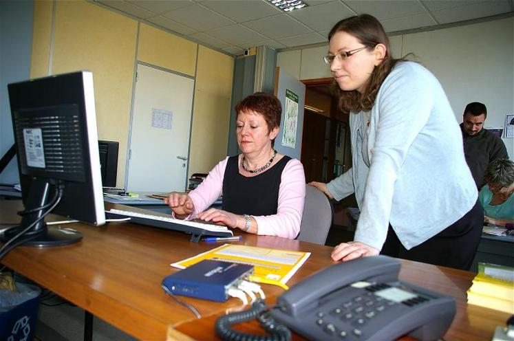 Marie-France Masson (responsable cellule surface) au clavier et Maud Faipoux (chef du service agricole) : deux ambassadrices de la télédéclaration. 