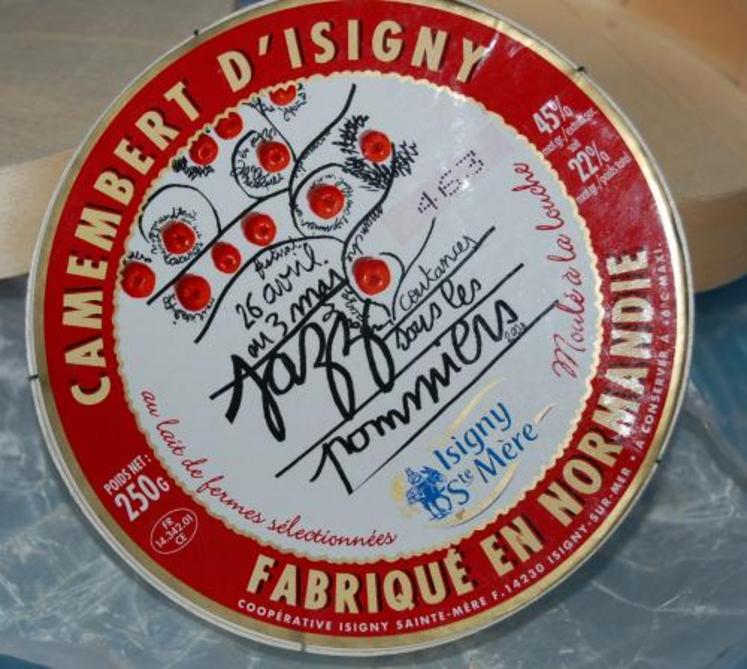 Pour les tyrosémiophiles (collectionneur d’étiquettes de camembert), la coopérative d’Isigny a imprimé 999 étiquettes. Ces fromages numérotés sont vendus  dans les boulangeries de Coutances.