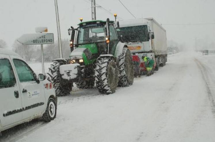 Sur l'axe Villebaudon/villedieu les Poëles, la neige empêchait pratiquement toute circulation. Ce camion a pu se sortir d'affaire grâce au tracteur d'un jeune agriculteur.