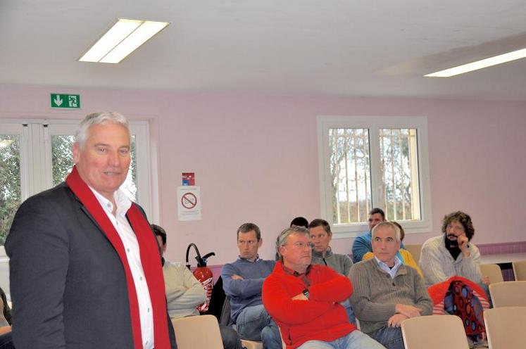 Hervé Marie, président du GDS de la Manche, est allé à la rencontre des éleveurs du canton des Pieux, pour expliquer la démarche de lutte contre le BVD, avec le concours de ses équipes de direction et conseillers. DR