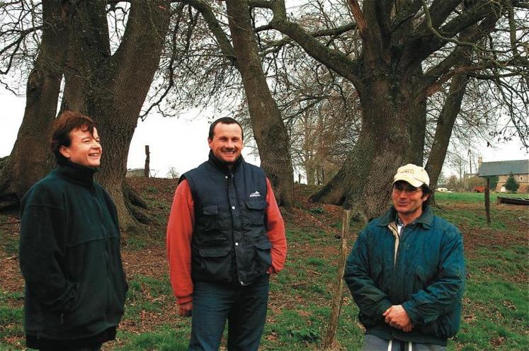 Jérôme Leperlier (producteur de volailles, vaches allaitantes et céréales à Moulines) entouré de Christophe et Noël Bréard (producteurs de lait à Acqueville). Face au projet de décret “Eau”, on garde encore le sourire mais la situation pourrait vite se crisper si le point de vue des agriculteurs n’était pas entendu.