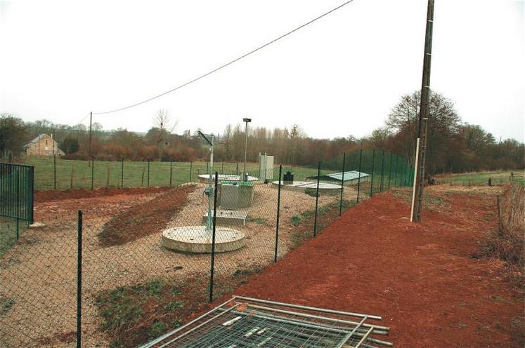 Cette station d’épuration (pas encore en service) vient d’être construite  dans un périmètre protégé. Dans la parcelle à côté, ni le droit d’affourager ni le droit d’abreuver les animaux. Difficilement compréhensible pour les éleveurs.