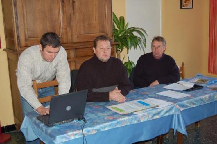 Sébastien Jacqueline (au centre) et Roland Hamelin (à droite), “attention à pas fausser l’index avec des pesées effectuées par les éleveurs”.