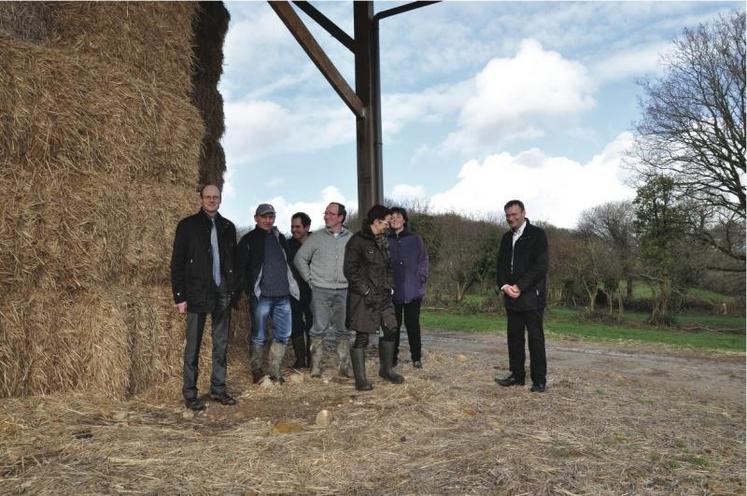 Les 4 associés du Gaec Lecoffre avec à leurs côtés Alain Gohin,conseiller assurance professionnelle PACIFICA (à droite), Catherine Lerossignol Delaroque, directrice de l'agence Crédit Agricole de Bricquebec (au centre) et Philippe Lepelletier, chargé d'affaires agricoles sur le secteur Bricquebec/Valognes/Montebourg (à gauche).