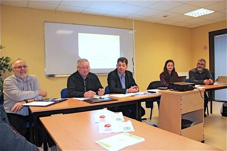 « Le donneur d'aujourd'hui a tous les risques d'être le receveur de demain, » explique Jean-Michel Hamel, secrétaire général de la FDSEA de la Manche (à droite).