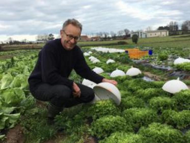 Alain Cottebrune parmi ses planches à Réville dans le Val de Saire (50), « on a mis en place une livraison à domicile avec un tarif adapté et gratuite pour les plus de 60 ans »