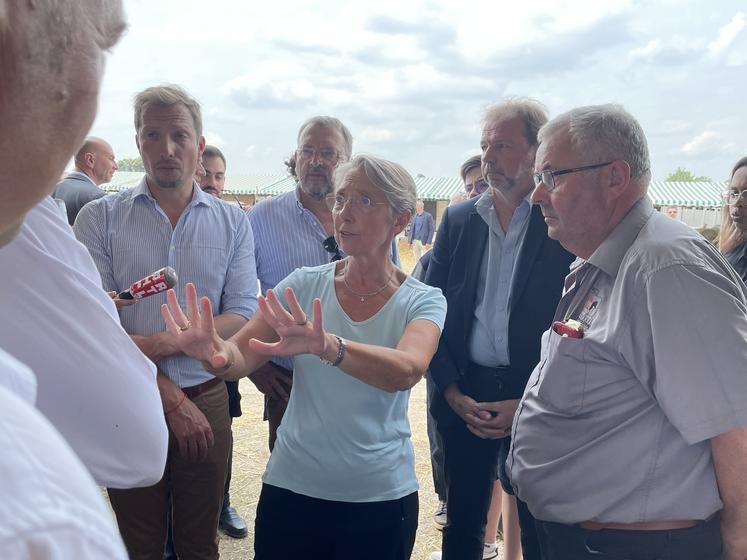 "On a besoin de vous, et des prairies dans notre pays. Il nous faut trouver le chemin ensemble pour assurer la souveraineté alimentaire et la transition écologique" indique la première ministre, Elisabeth Borne aux éleveurs normands.