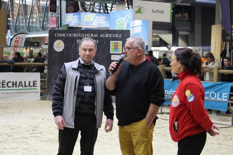 Olivier Turgot, au centre, a jugé les moutons Hampshire lors du Salon international de l’agriculture 2023. 