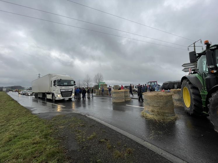 Tracteurs Fendt 700 Vario Gen 7 : performance rime avec polyvalence