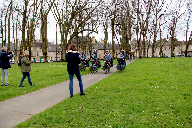 Place Charles De Gaule à Bayeux. César, William, Hugo et Pétronille ont préfranchi la ligne d'arrivée à l'occasion d'un instant d'intimité partagé avec leurs proches. Moment d'émotion.