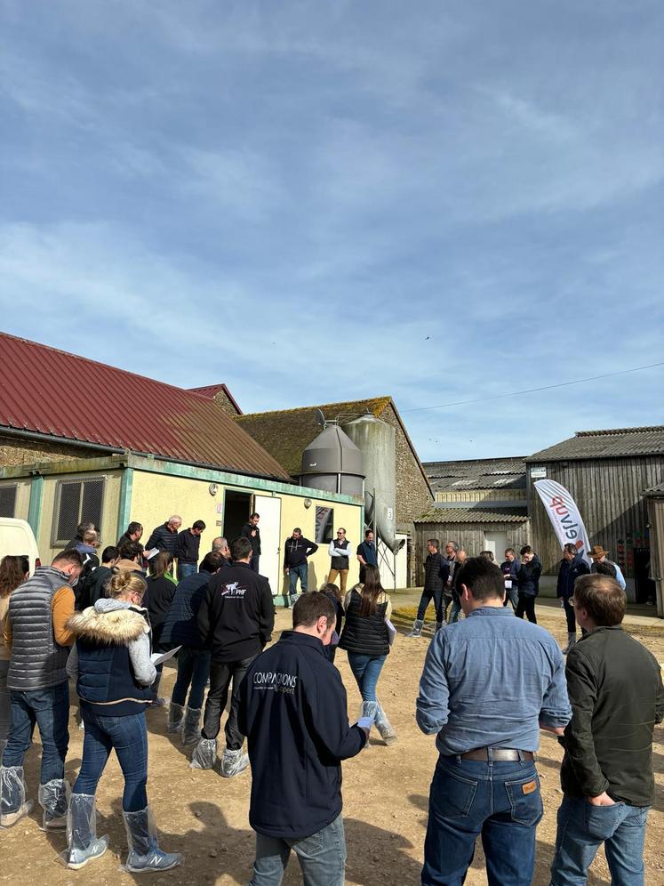 Pour son assemblée générale annuelle, le syndicat de race Prim'Holstein de l'Orne a fait le déplacement au Gaec des Ostieux à Yveteaux.