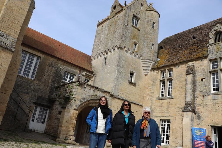 Bérengère Glorie (département), Fatiha Tout (directrice) et Claudie Fauchier-Delavigne (propriétaire) devant la tour du prieur, édifiée au XVe siècle.