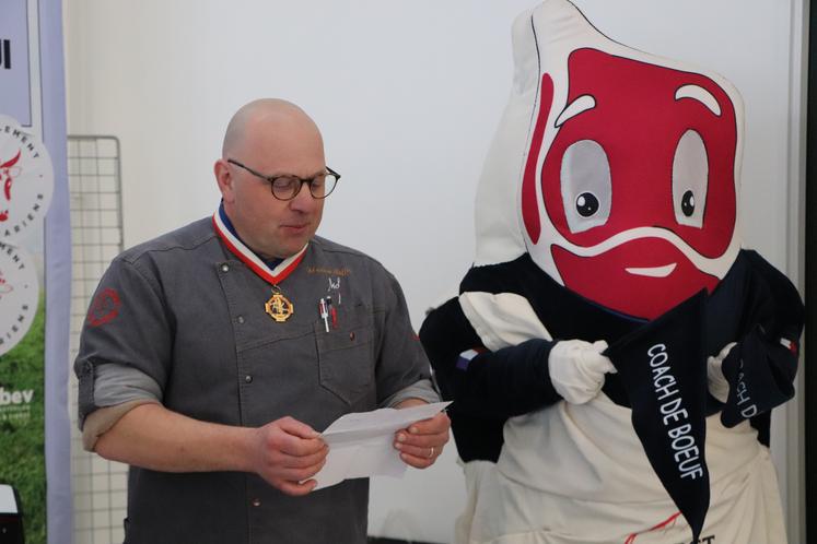 Sébastien Ruffier a annoncé le palmarès du concours au côté de Coach de bœuf, mascotte de la filière.