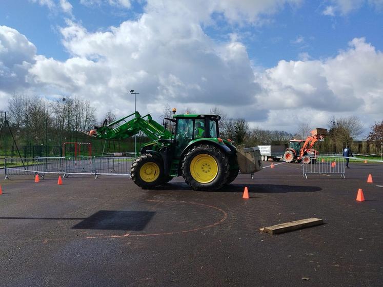 Pour les deux épreuves de conduite de tracteurs, il fallait manier l'engin agricole en toute sécurité, en évitant les plots, tout au long d'un parcours conçu pour les olympiades.