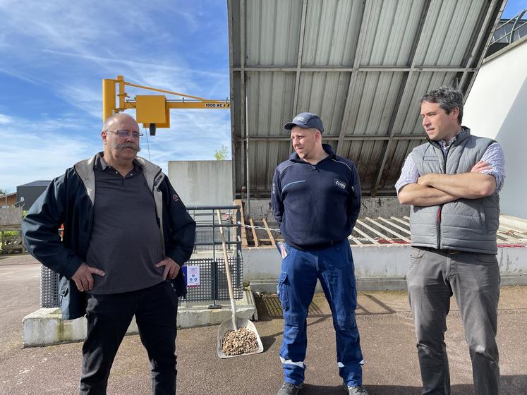 Antoine Aubry, président d'Ecovaloris, Steeve Gosselin, salarié de Dalkia, entreprise en charge de la maintenance de la chaufferie de Périers, et François Rihouet, agriculteur apporteur de plaquettes bois.