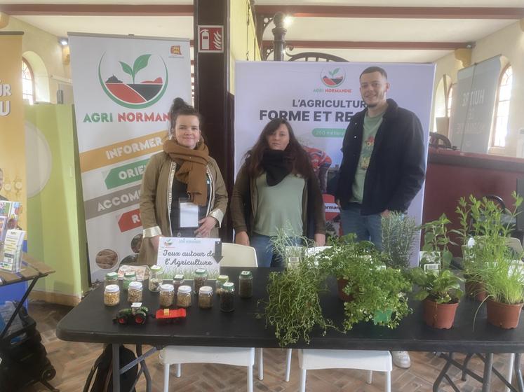 L'Anefa, l'Association des salariés agricoles et l'Unep (Union nationale des entreprises du paysage) ont participé sous la bannière d'Agri Normandie pour parler aux jeunes visiteurs en quête d'orientation.