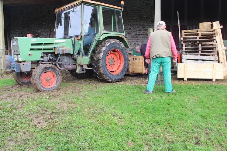 Le vieux Fendt de l'ETA (Entreprise de Travaux Agricoles) rend encore bien des services.