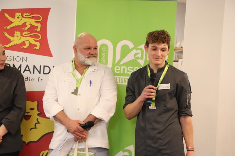 David Metois, chef au lycée André Maurois à Elbeuf-sur-Seine, et Judicaël Duthil-Chion, élève en seconde pro à Bernay, ont remporté la médaille d'argent avec une aiguillette de rumsteck et son trio de légumes.