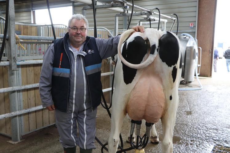 Thierry Chanu (Gaec des deux collines), président du syndicat de race PH Normandie, a remporté le titre de meilleure mamelle, entre autres, avec Omara 2C (réserve grande championne). 