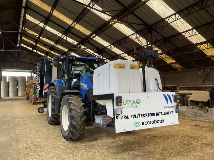 Lors de l'assemblée générale, a été présenté le pulvérisateur Ara d'Ecorobotix, un des rares outils pour une pulvérisation « ultra-localisée » sur prairie contre les rumex et les chardons, acheté par la Cuma La Pratique du Teilleul.