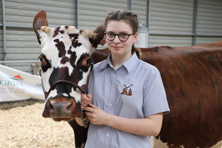 Charlotte Desvoyes (16 ans) a remporté la première place du concours de jeunes présentateurs en race laitière devant Quentin Lereverend (2e) et Mathias Nuttens (3e). Étudiante au Robillard en seconde professionnelle CGEA, elle a défilé avec Salsa. 